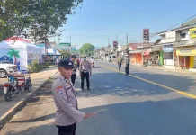 Polisi di Lumajang Atur Lalulintas di Jalur Mudik