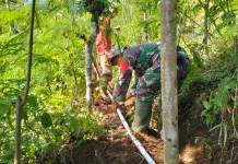 Warga Perbaiki Saluran Air Bersih di Gucialit Lumajang