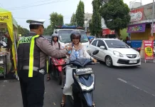 Satlantas Lumajang Bagikan 500 Paket Takjil