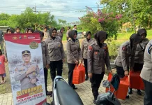Polwan Turun ke Jalan Bagi-bagi Takjil