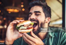 Penyebab Rasa Kantuk setelah Makan Berlebihan