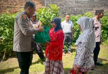 Kapolres Beri Santunan Lansia Tunanetra di Curahdami