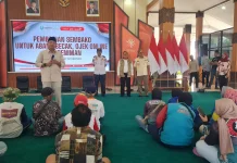 Ratusan Ojol dan Abang Becak Dapat Bantuan Beras