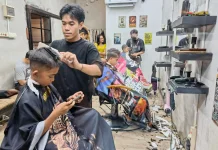 Menjelang Lebaran, Tukang Cukur Banyuwangi Kebanjiran Order