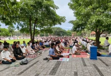 Ribuan Jamaah Padati Taman Blambangan untuk Salat Ied