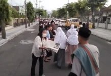 Hangatnya Toleransi, Gereja di Jember Bagikan Alas Salat saat Idulfitri
