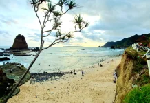 Pantai Papuma Jember Tawarkan Keindahan Sunrise yang Memukau
