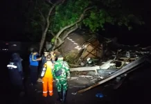 Rumah Warung Ambruk akibat Hujan dan Angin