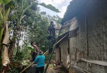 Warga Lumajang Gotong Royong Renovasi Rumah Tidak Layak