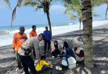 Polisi Lumajang Larang Wisatawan Mandi di Pantai