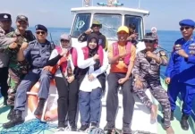 Wabup bersama Tim SAR Tabur Bunga di Laut