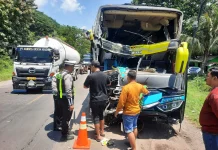 Bus Hantam Truk Box, Sopir dan Anak Tewas
