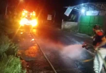 Damkar Bersihkan Jalan Licin akibat Tumpahan Solar