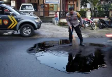 Polisi Bersihkan Tumpahan Oli, Cegah Kecelakaan