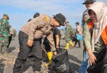 Polres Lumajang Bersihkan Pantai Bambang usai Lebaran