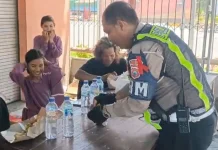 Polisi Bagikan Makanan ke Pengendara di Jalur Ketapang