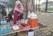 Harga Plastik Naik, Penjual Es Teh Tak Naikkan Harga