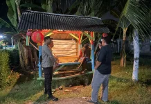 Polisi Patroli Dini Hari, Sapa Warga di Poskamling
