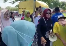 Warga Puger Blokade Jalan, Tolak Truk Besar Melintas