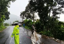 Longsor Tutup Sebagian Jalur Nasional Kalibaru Banyuwangi