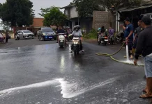 Tumpahan Solar Picu Enam Pengendara Jatuh di Binakal
