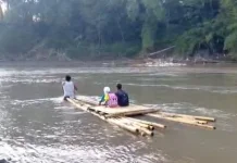 Siswa di Jubung Terpaksa Naik Rakit Seberangi Sungai