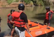 Akses Terputus, FAJI dan Relawan Bantu Pelajar Menyeberang Sungai