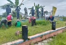 Warga Pasrujambe Bersihkan dan Merawat Monumen dan Patung Pahlawan