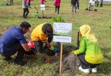Pengurus Bhayangkari Lumajang Gelar Penghijauan Peringati Hari Bumi
