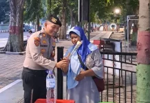 Hari Kartini, Polisi Bagikan Bunga kepada Perempuan Hebat