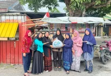 Karyawati PLN Bagi Sembako Peringati Hari Kartini