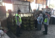 Polsek Ranuyoso Cek Stok LPG 3 Kg, Pasokan Turun 50 Persen