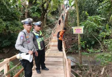 Jembatan Darurat Nyaris Ambruk, Warga Dilarang Melintas