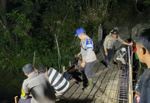 TNI/Polri bersama Masyarakat Bangun kembali Jembatan Merah Putih