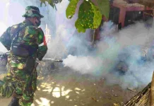 TNI  Dampingi Warga Fogging Cegah DBD di Candipuro