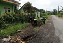 TNI Bantu  Warga Condro Bersihkan Bahu Jalan