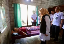 Ipuk Jenguk Warga Lumpuh, Langsung Dirujuk RSUD