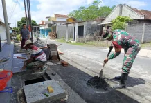 TNI Bantu Warga Bangun Masjid di Kebonsari Lumajang