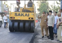 Bupati Fawait Tinjau Perbaikan Jalan Provinsi di Kencong