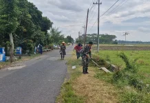Sambut Tradisi Unduh-Unduh, TNI dan Warga Bersihkan Saluran Irigasi