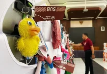 CJH Banyuwangi Tandai Koper dengan Boneka dan Sandal