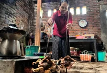 Warung Sapu Jagad Andalkan Kayu Bakar demi Rasa Autentik