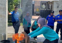 Damkar Bondowoso Latih Penanganan Kebakaran di Klinik Al Fatih