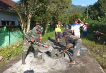TNI dan Warga Tambal Jalan Rusak di Lumajang