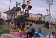 Pengendara Motor Tewas Tertemper KA Sangkuriang