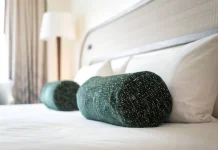 Mengapa Tak Ada Guling di Kamar Hotel?