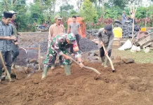TNI Turut Gotong Royong Bangun Masjid Warga Gucialit