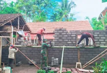 Gotong Royong TNI dan Warga Bangun Rumah Layak Huni di Papringan Klakah Lumajang
