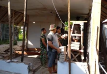 Koramil Lumajang dan Warga Gotong Royong Bangun Rumah Tidak Layak Huni