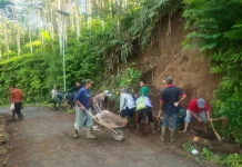 Gotong Royong Bersihkan Longsor, Akses Warga Senduro Kembali Lancar